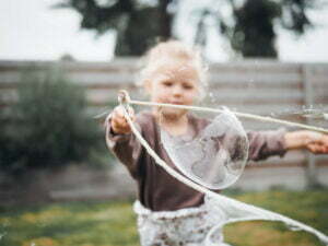 Lily met de bubblelab-Kiddeaus