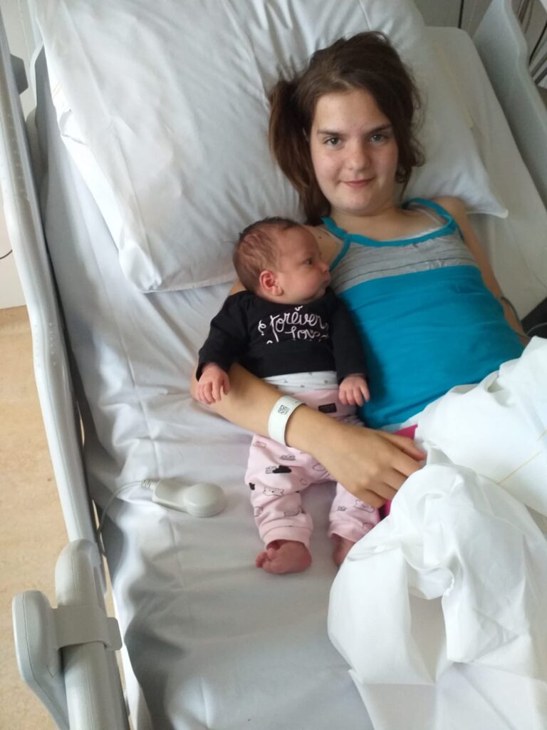 Luna met haar baby zusje-Kiddeaus